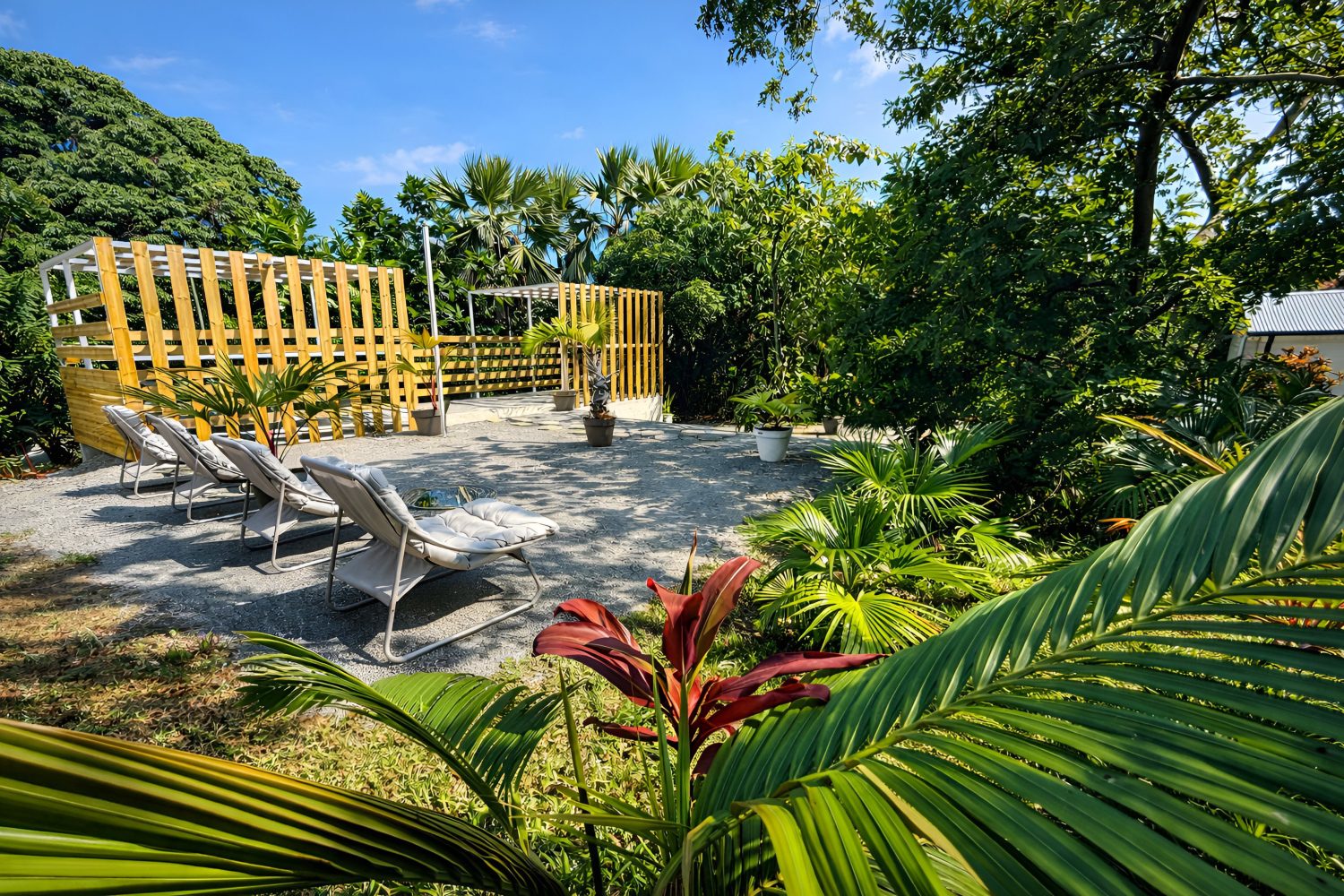 Transats et espace détente dans le jardin tropical
