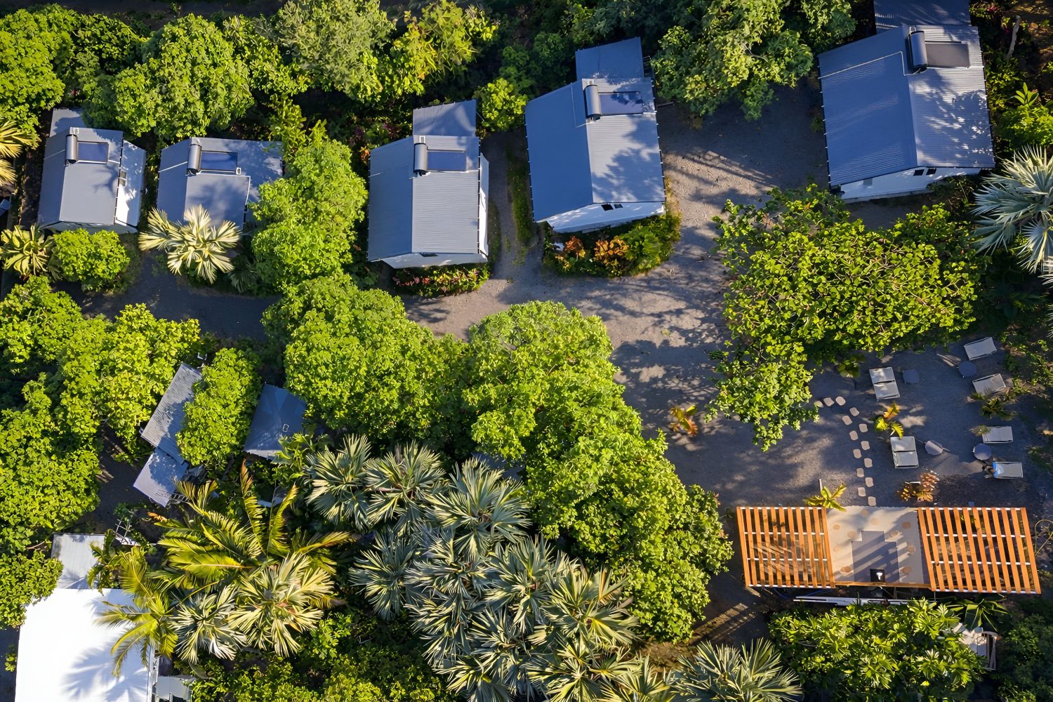 Vue aérienne des quatre bungalows au milieu du jardin tropical