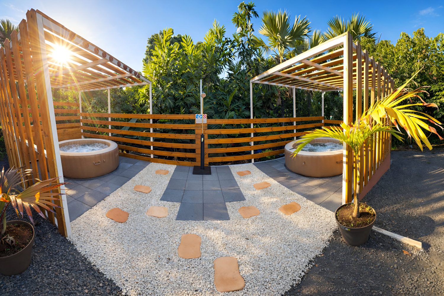 Les deux jacuzzis chauffés sous la pergola, au milieu du jardin