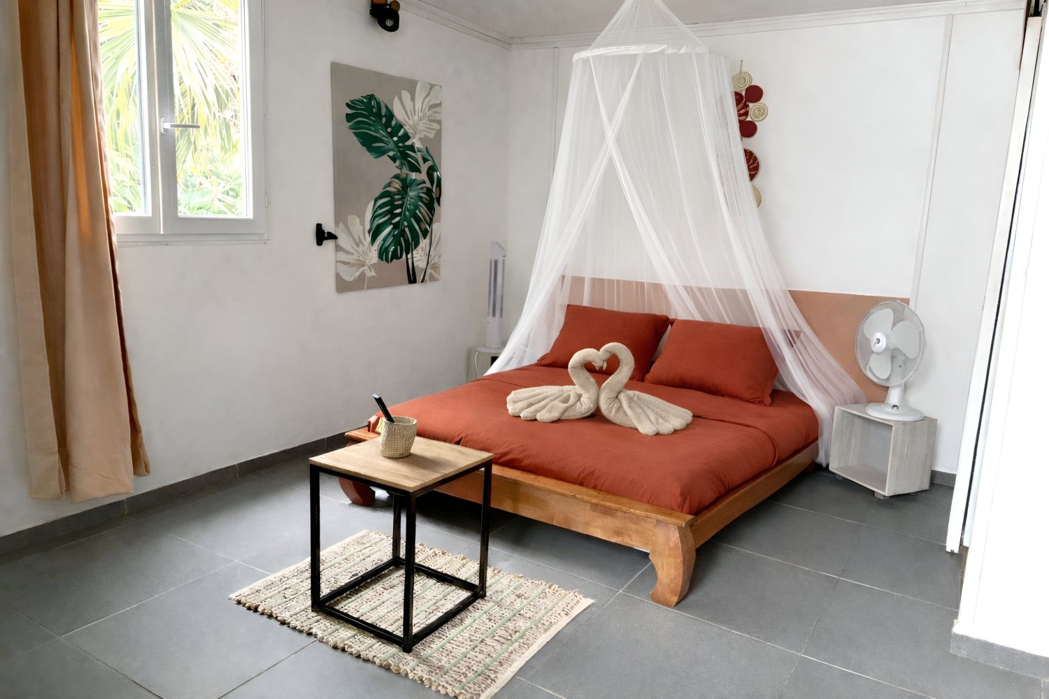 Chambre du bungalow Latanier avec lit double et moustiquaire