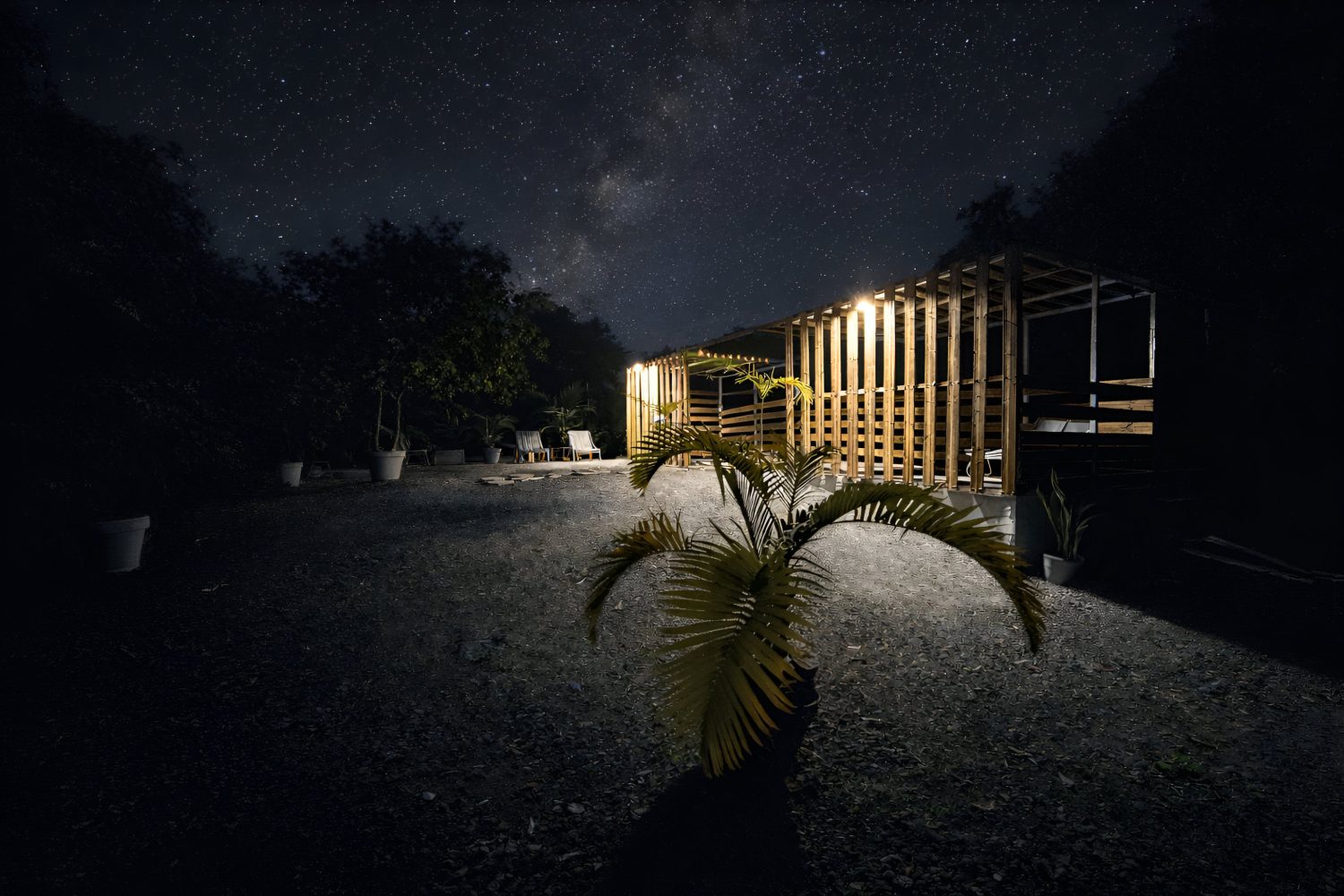 Le jardin et l'espace détente éclairés sous un ciel étoilé