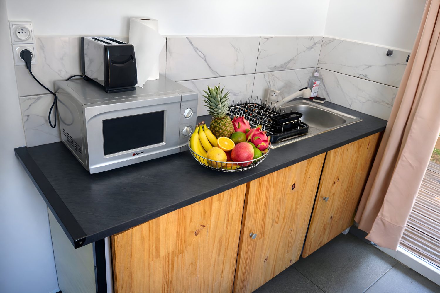 Kitchenette équipée avec micro-ondes, grille-pain et plaque de cuisson